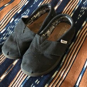 Toms black shoes